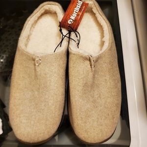 Sherpa lined bedroom/house shoes